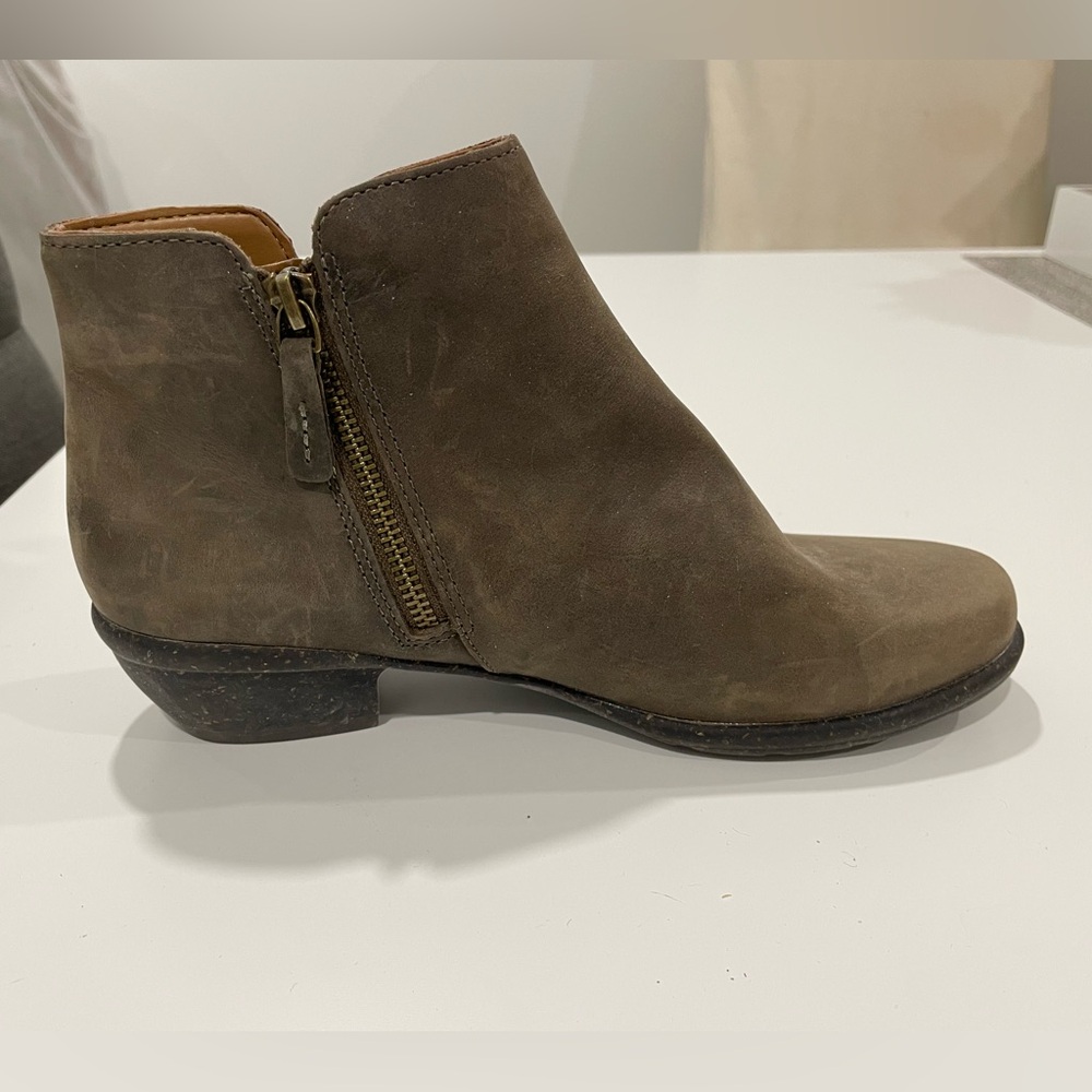 🆕 Clarks Women’s Suede Ankle Boots - size 8 - New without tags
